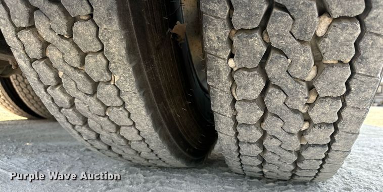 image for item DM2028 2014 Mack CHU613  semi truck