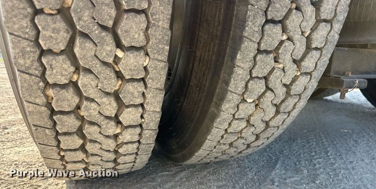 image for item DM2028 2014 Mack CHU613  semi truck