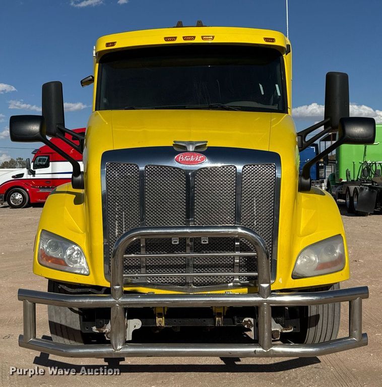 image for item DO2500 2017 Peterbilt 579 semi truck