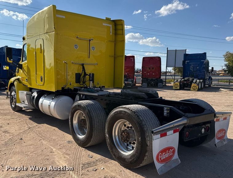 image for item DO2500 2017 Peterbilt 579 semi truck
