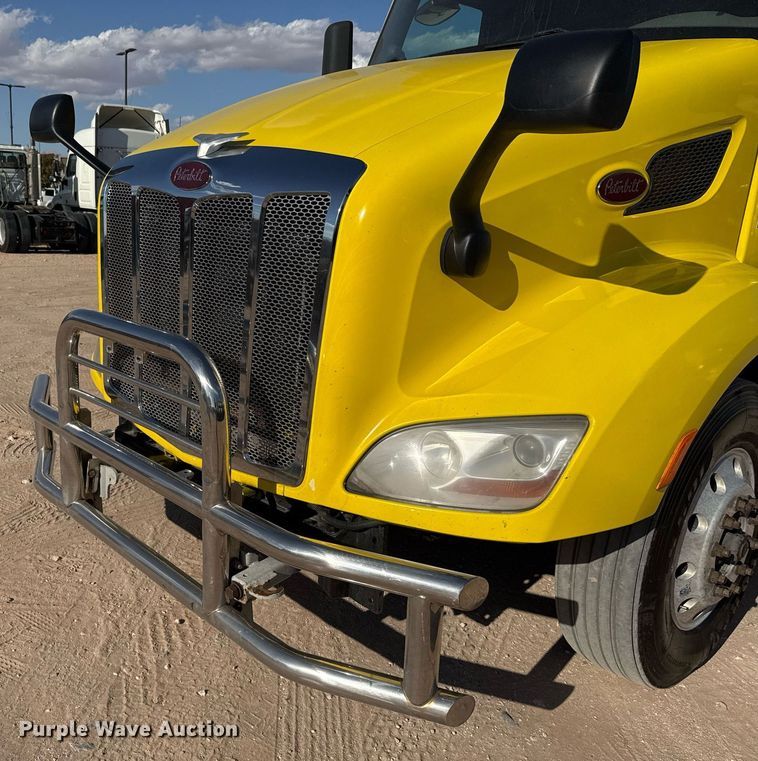 image for item DO2500 2017 Peterbilt 579 semi truck