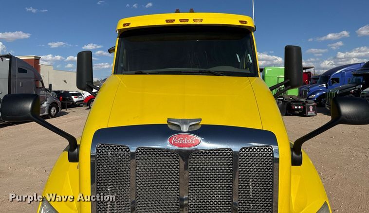 image for item DO2500 2017 Peterbilt 579 semi truck