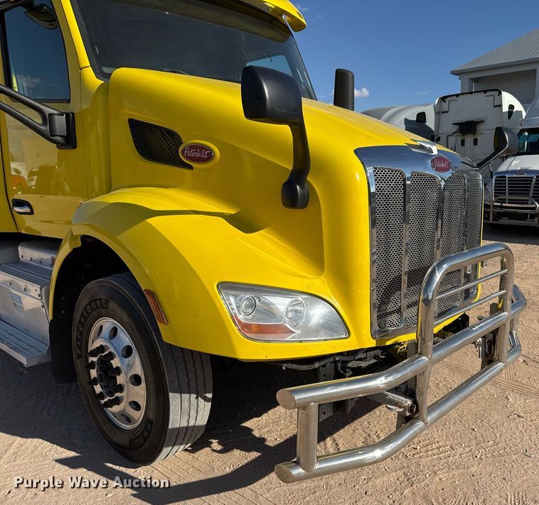 image for item DO2500 2017 Peterbilt 579 semi truck