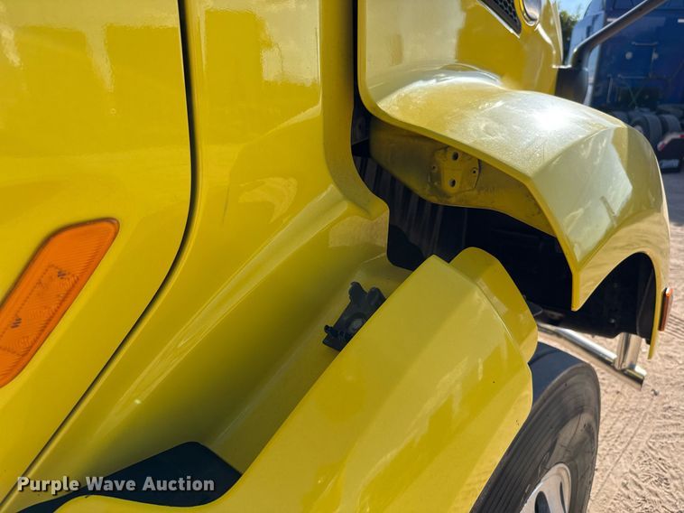 image for item DO2500 2017 Peterbilt 579 semi truck