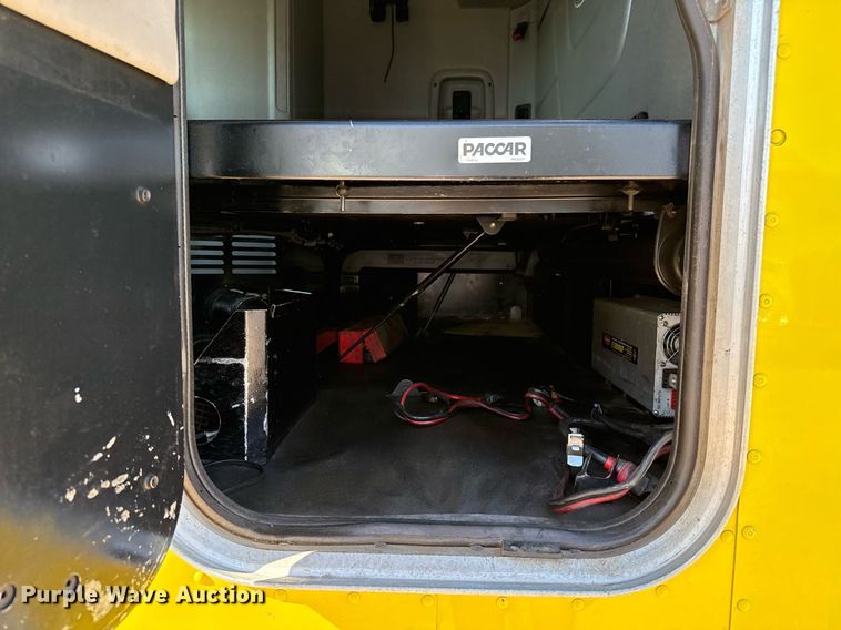 image for item DO2500 2017 Peterbilt 579 semi truck