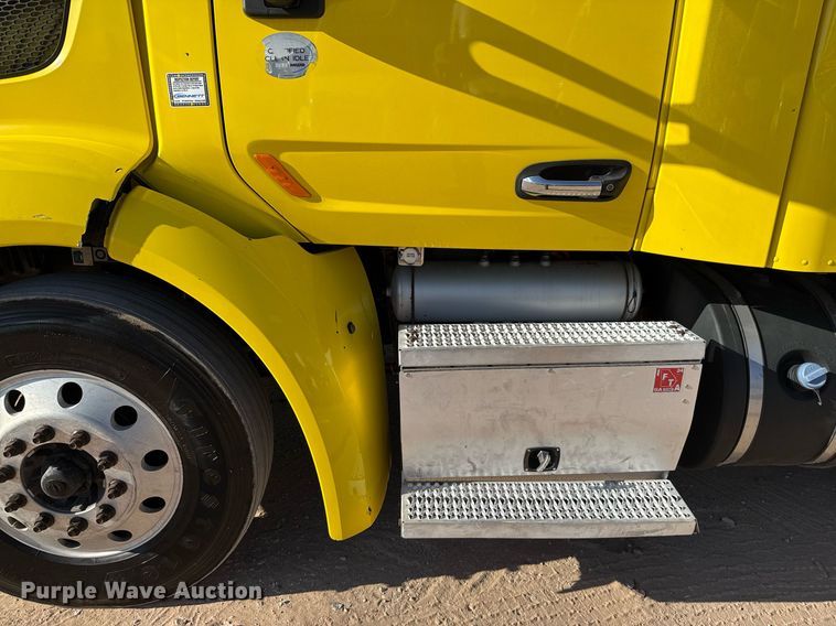 image for item DO2500 2017 Peterbilt 579 semi truck