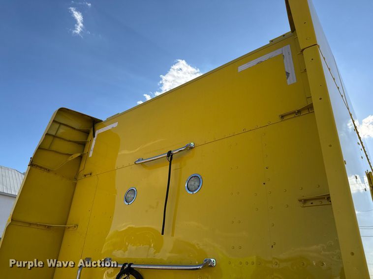 image for item DO2500 2017 Peterbilt 579 semi truck