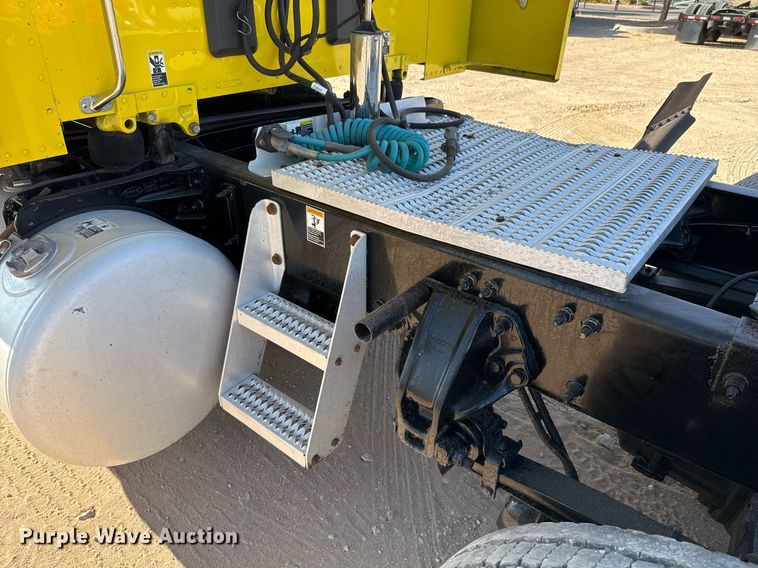 image for item DO2500 2017 Peterbilt 579 semi truck