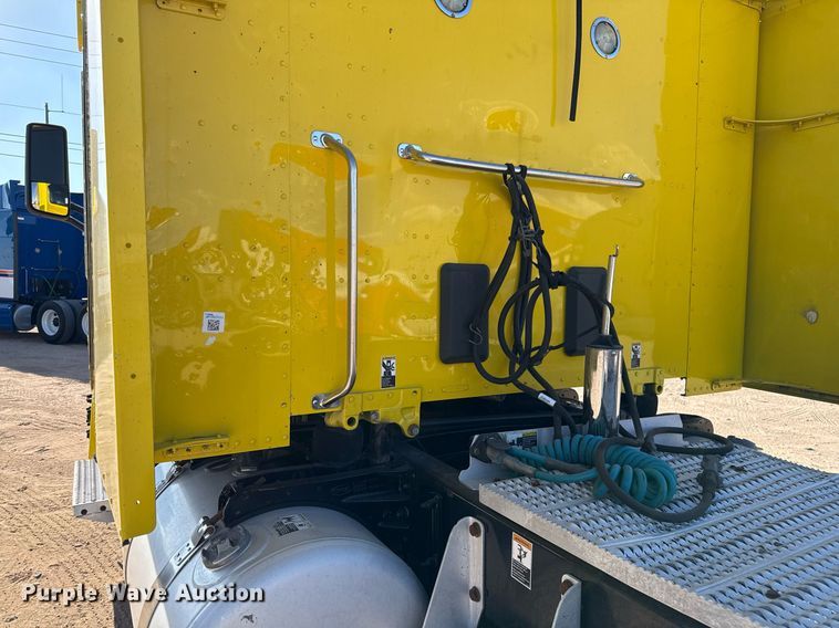 image for item DO2500 2017 Peterbilt 579 semi truck