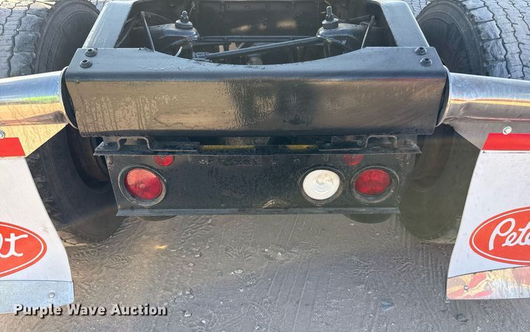 image for item DO2500 2017 Peterbilt 579 semi truck