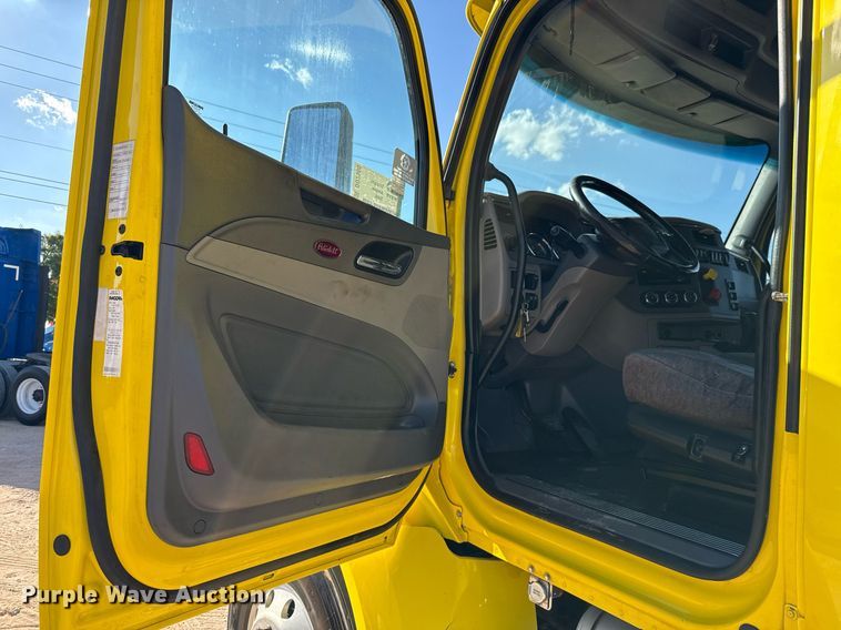 image for item DO2500 2017 Peterbilt 579 semi truck