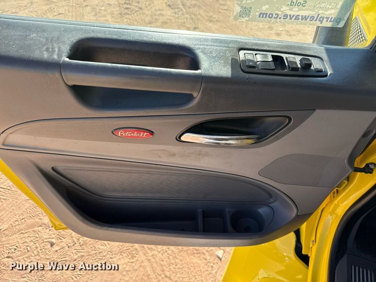 image for item DO2500 2017 Peterbilt 579 semi truck