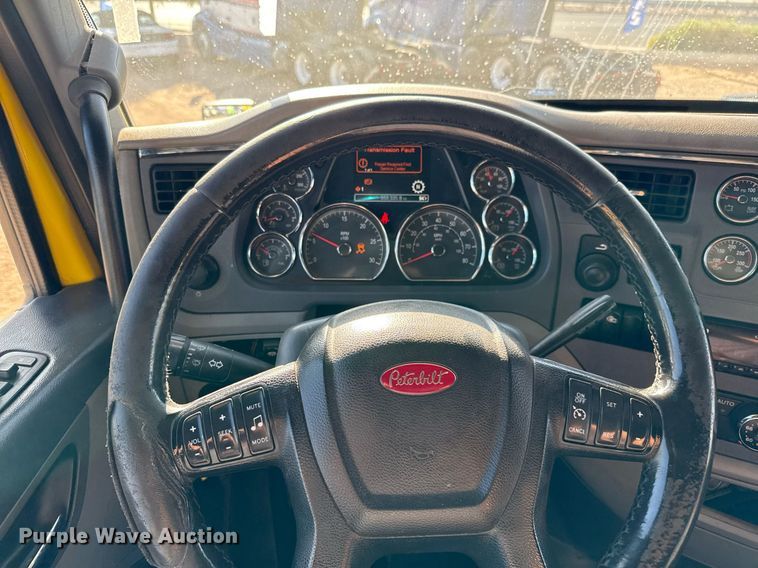 image for item DO2500 2017 Peterbilt 579 semi truck