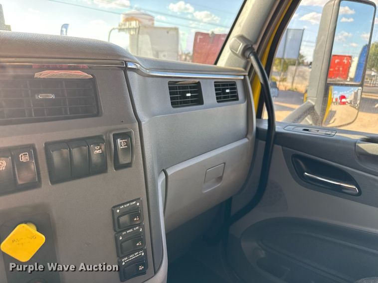 image for item DO2500 2017 Peterbilt 579 semi truck