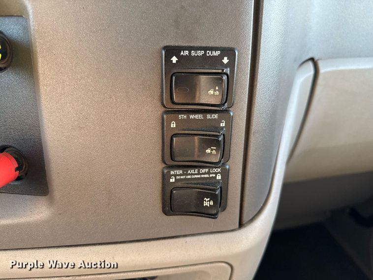 image for item DO2500 2017 Peterbilt 579 semi truck