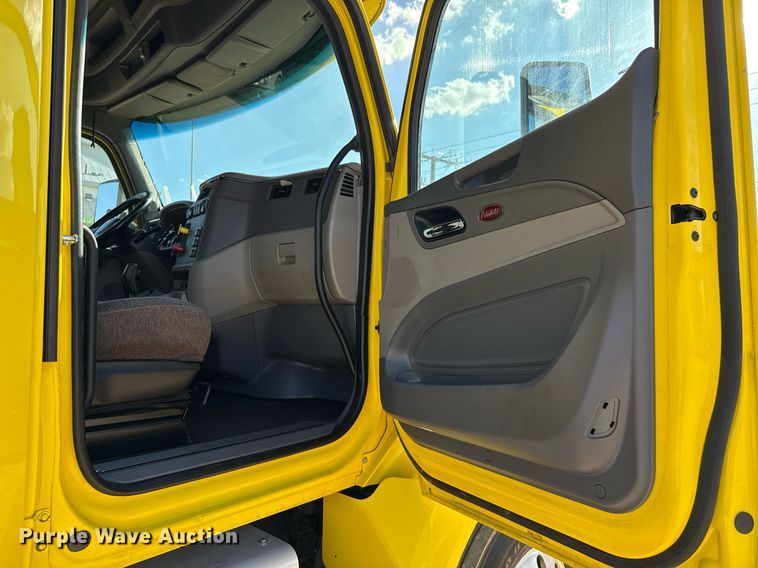 image for item DO2500 2017 Peterbilt 579 semi truck