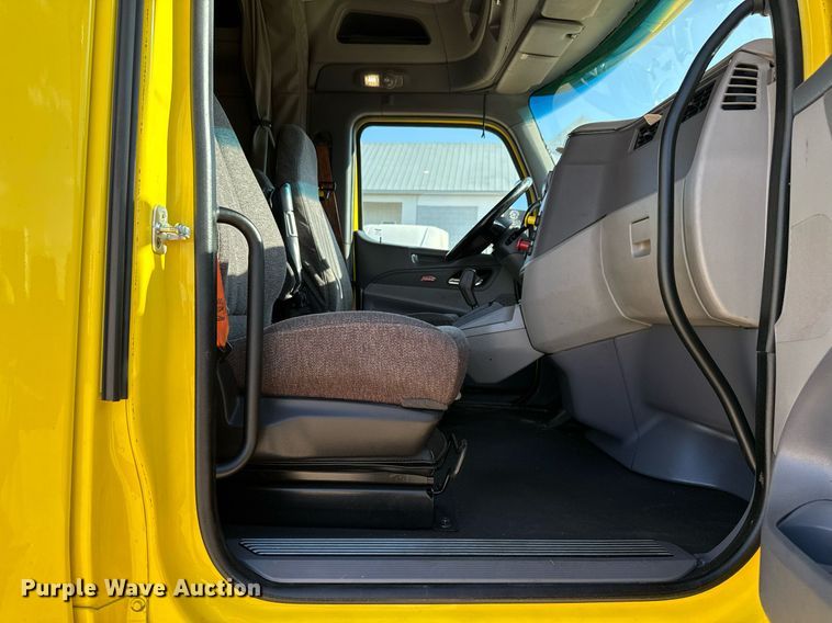 image for item DO2500 2017 Peterbilt 579 semi truck