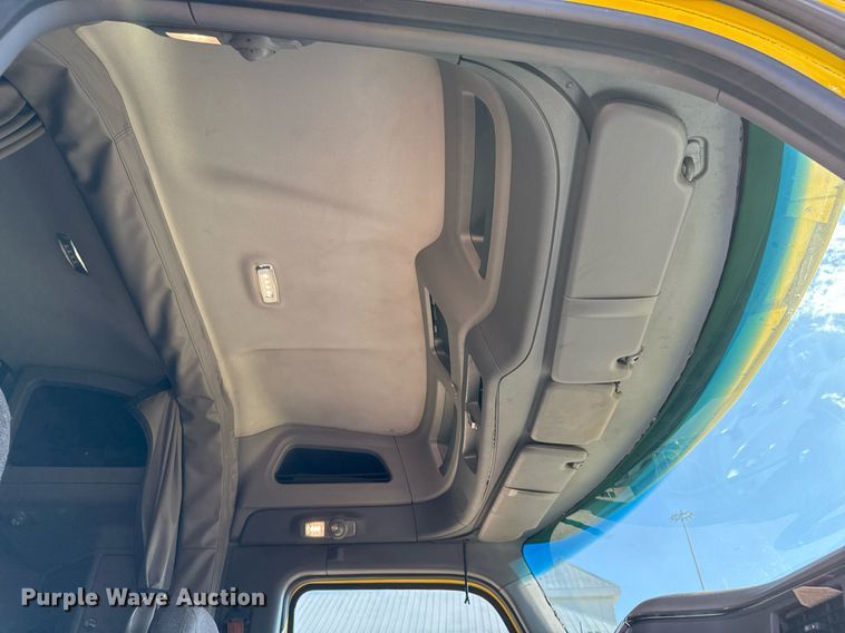 image for item DO2500 2017 Peterbilt 579 semi truck