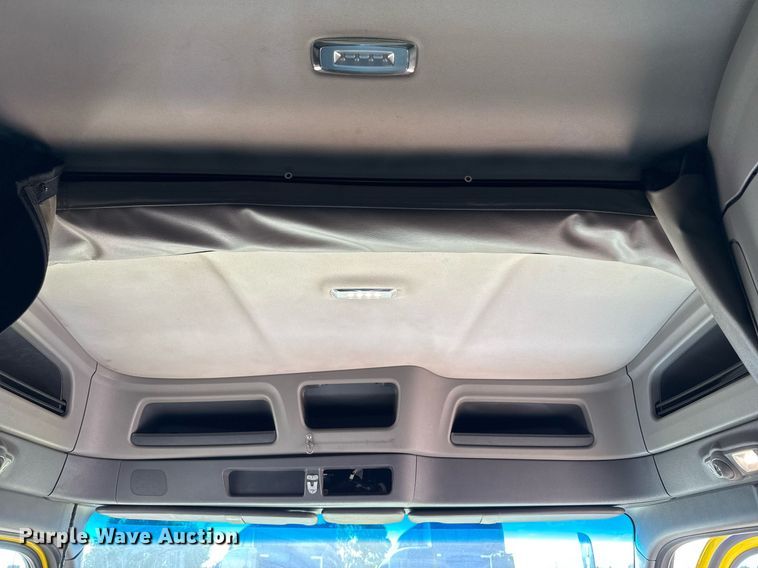 image for item DO2500 2017 Peterbilt 579 semi truck