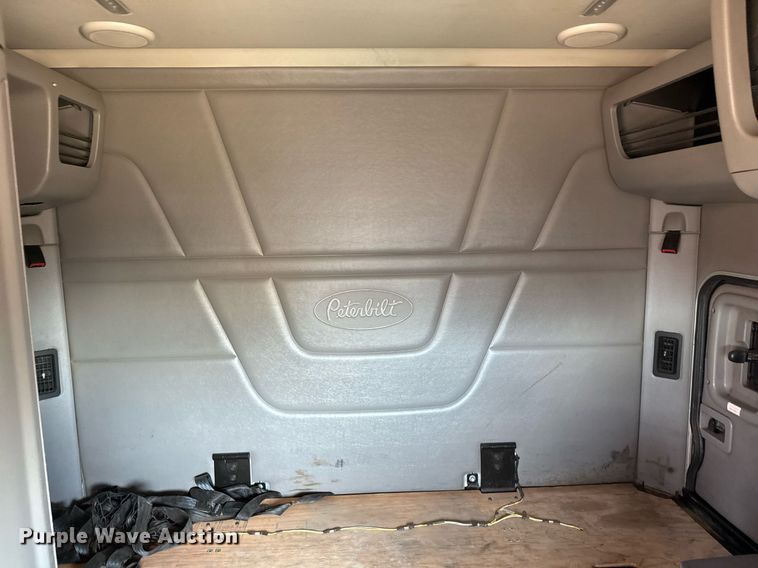 image for item DO2500 2017 Peterbilt 579 semi truck