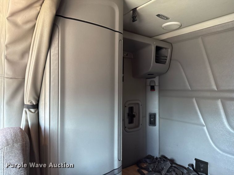 image for item DO2500 2017 Peterbilt 579 semi truck