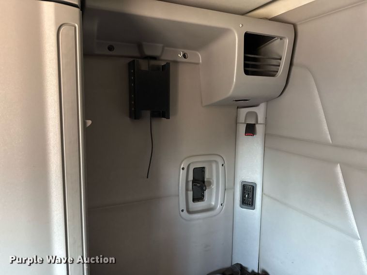 image for item DO2500 2017 Peterbilt 579 semi truck