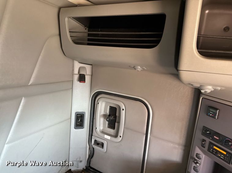 image for item DO2500 2017 Peterbilt 579 semi truck