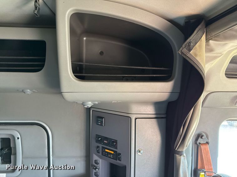 image for item DO2500 2017 Peterbilt 579 semi truck