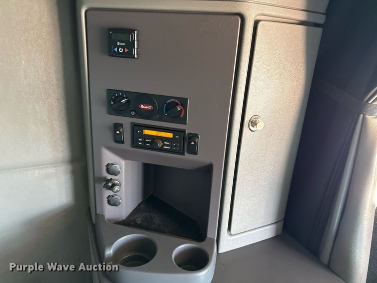 image for item DO2500 2017 Peterbilt 579 semi truck