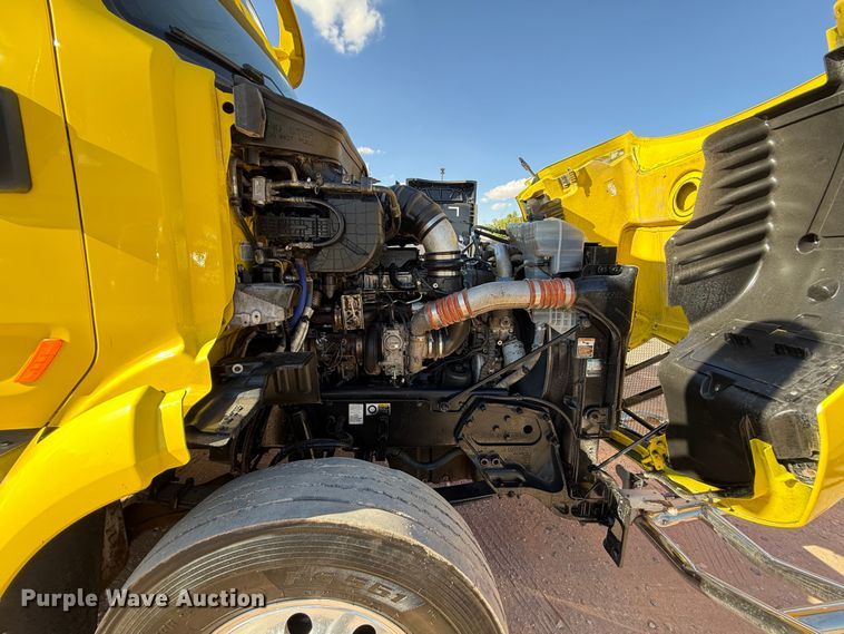 image for item DO2500 2017 Peterbilt 579 semi truck