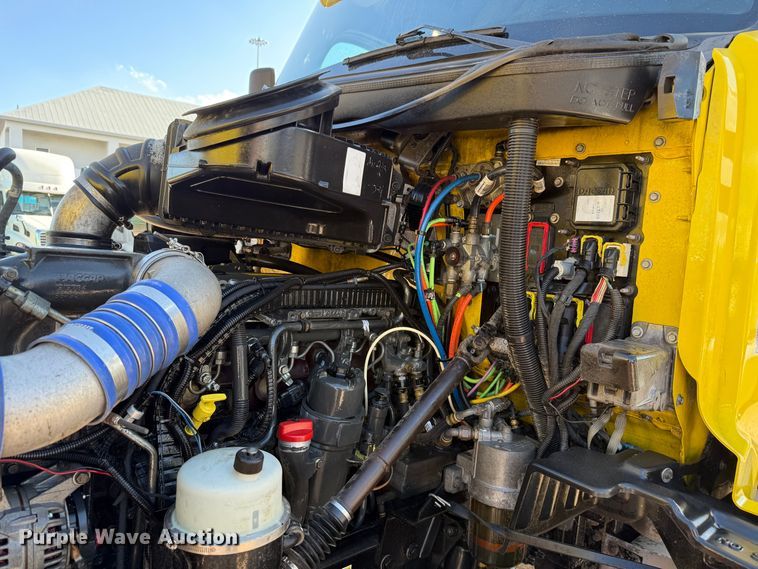 image for item DO2500 2017 Peterbilt 579 semi truck