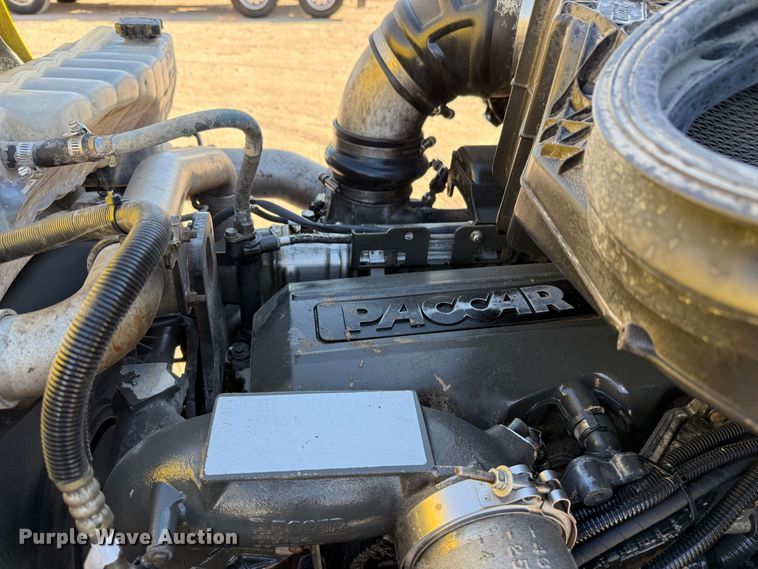 image for item DO2500 2017 Peterbilt 579 semi truck