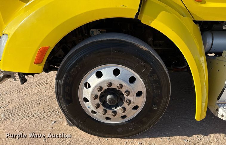 image for item DO2500 2017 Peterbilt 579 semi truck