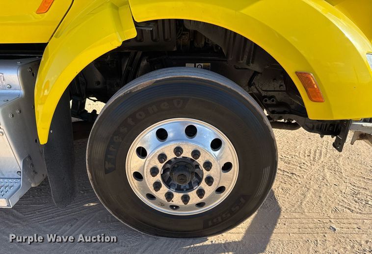 image for item DO2500 2017 Peterbilt 579 semi truck