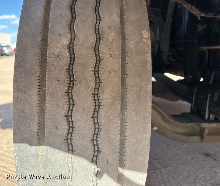 image for item DO2500 2017 Peterbilt 579 semi truck