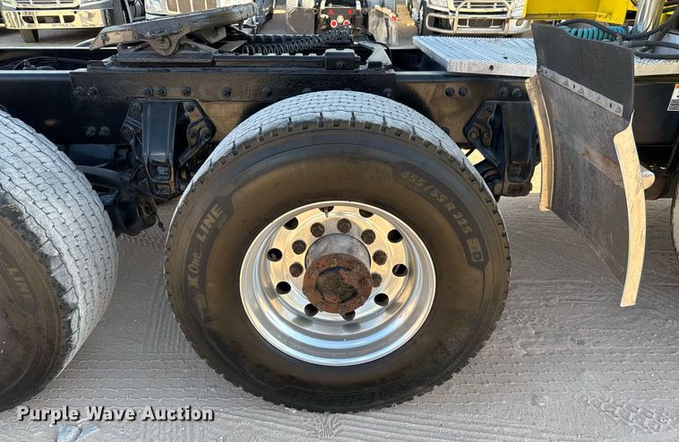 image for item DO2500 2017 Peterbilt 579 semi truck