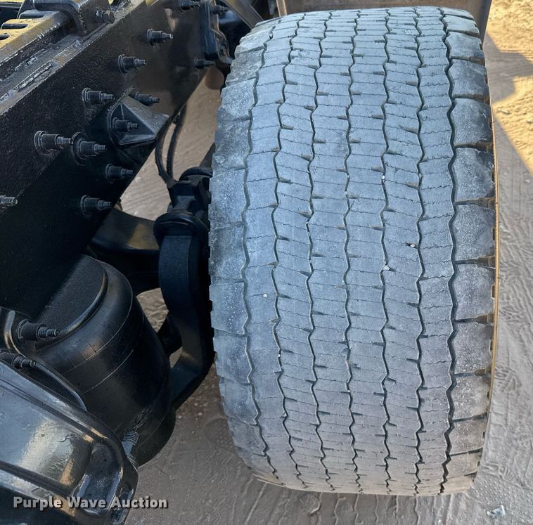 image for item DO2500 2017 Peterbilt 579 semi truck