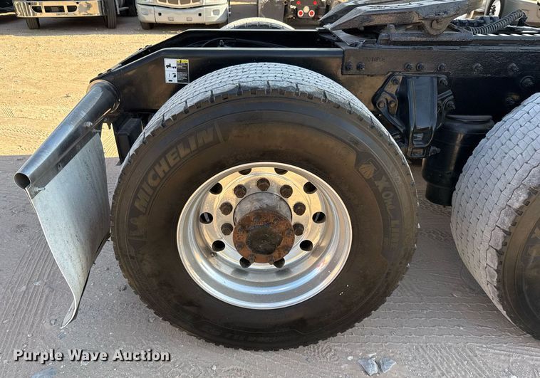 image for item DO2500 2017 Peterbilt 579 semi truck