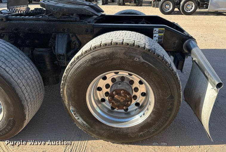 image for item DO2500 2017 Peterbilt 579 semi truck