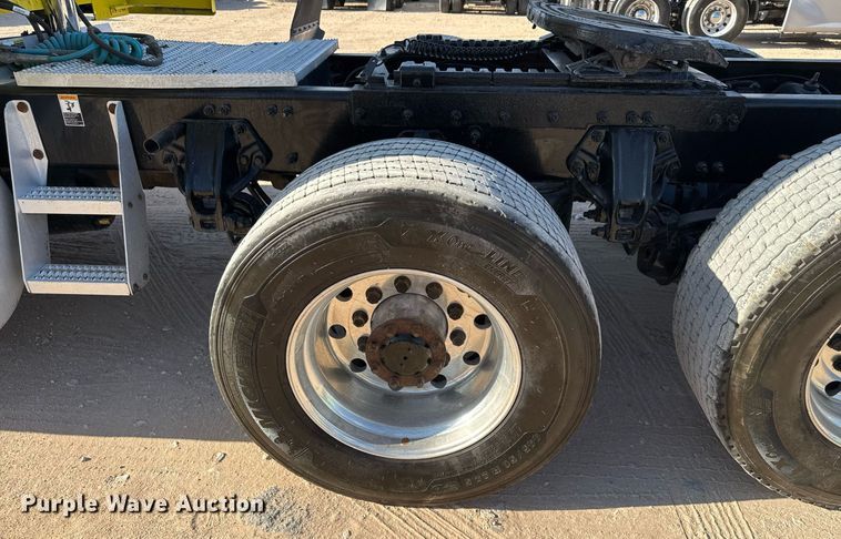 image for item DO2500 2017 Peterbilt 579 semi truck