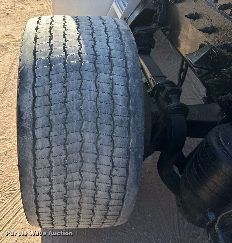 image for item DO2500 2017 Peterbilt 579 semi truck