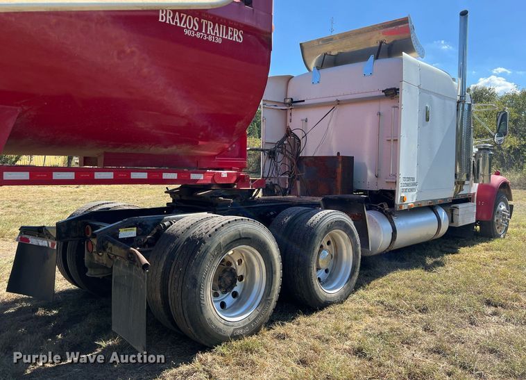 image for item DO2501 2000 Freightliner    semi truck