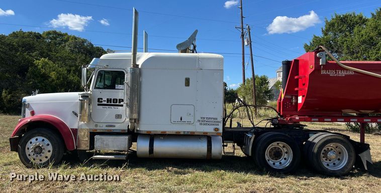 image for item DO2501 2000 Freightliner    semi truck