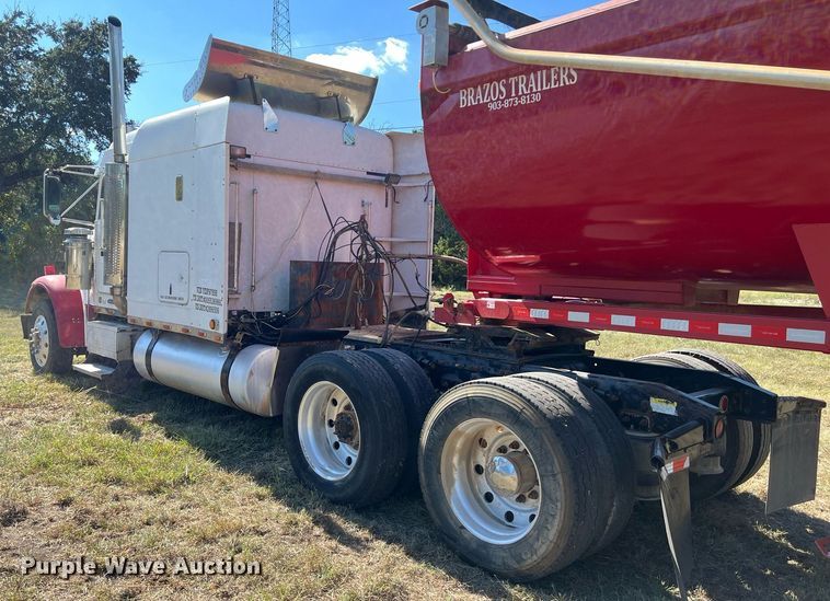 image for item DO2501 2000 Freightliner    semi truck