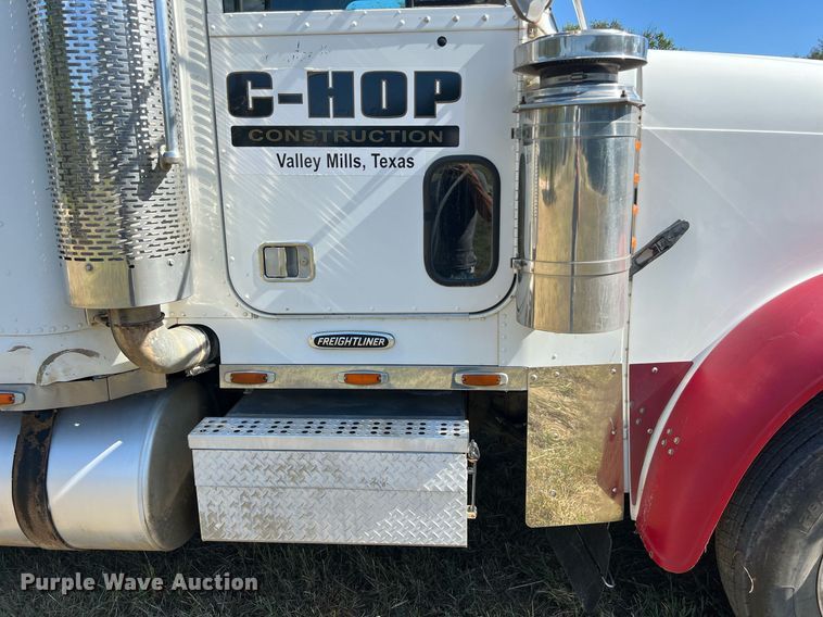 image for item DO2501 2000 Freightliner    semi truck