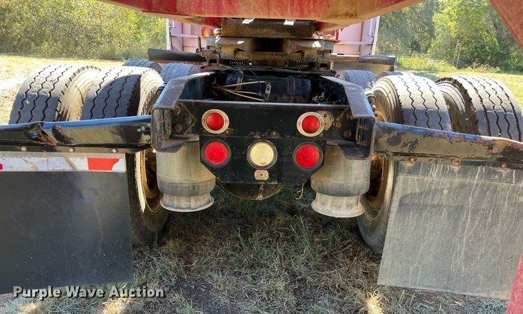 image for item DO2501 2000 Freightliner    semi truck