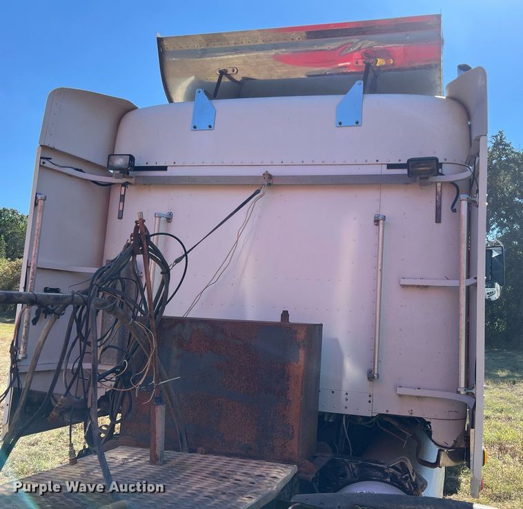 image for item DO2501 2000 Freightliner    semi truck