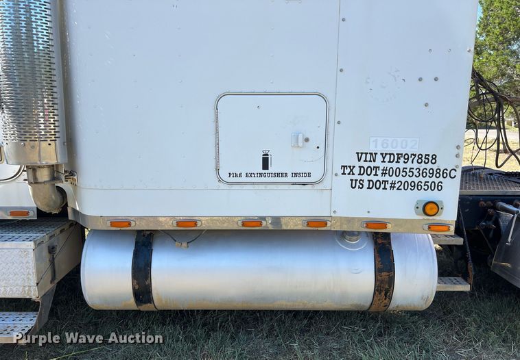 image for item DO2501 2000 Freightliner    semi truck