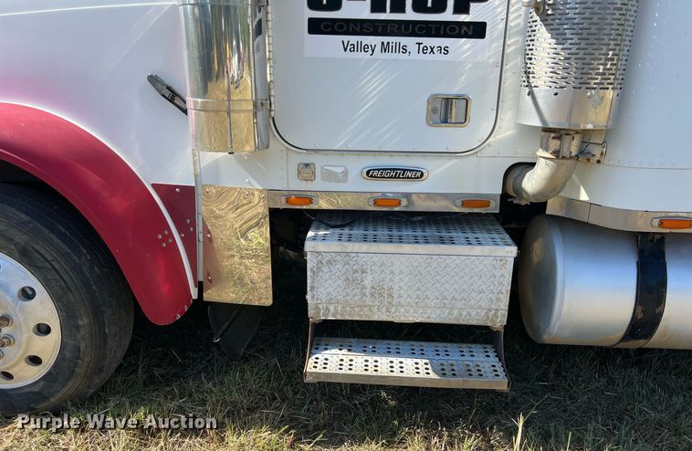 image for item DO2501 2000 Freightliner    semi truck