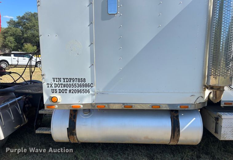 image for item DO2501 2000 Freightliner    semi truck